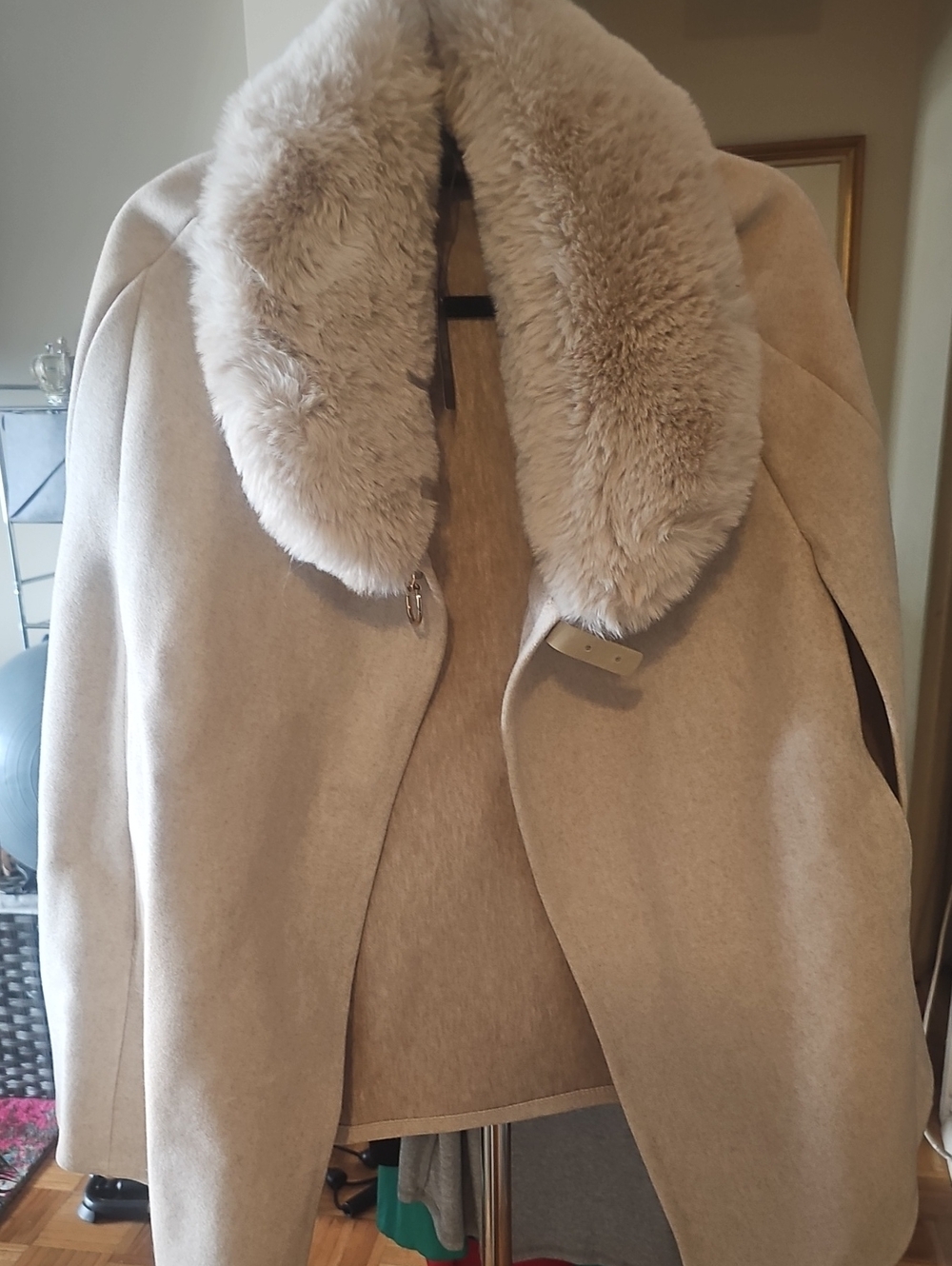Vince Camuto Cream Beige Cape Coat with Faux Fur Collar